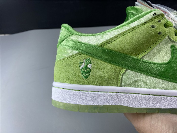 nike dunk sb low strangelove green ct2552-300