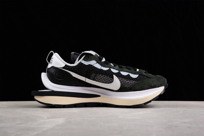 nike vaporwaffle sacai black white cv1363-001