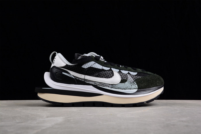 nike vaporwaffle sacai black white cv1363-001