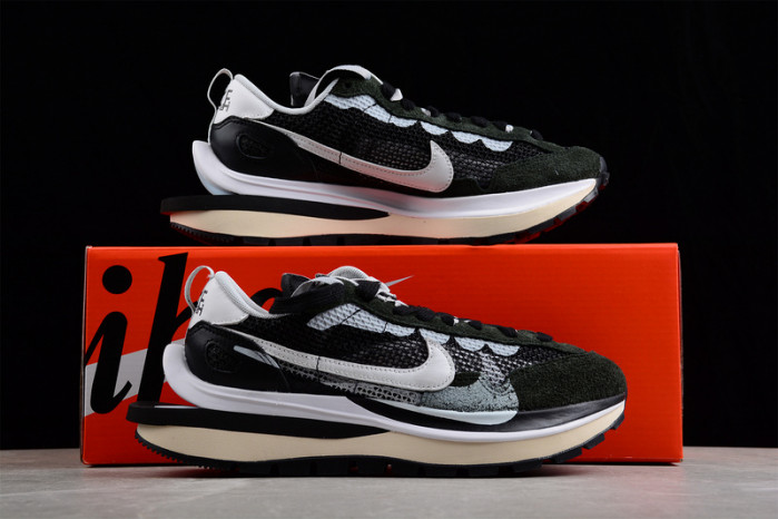 nike vaporwaffle sacai black white cv1363-001