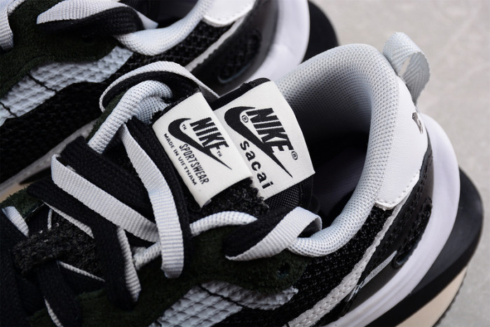 nike vaporwaffle sacai black white cv1363-001