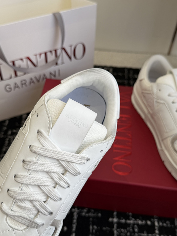 Va1e*ntin0 SNEAKERS VT063