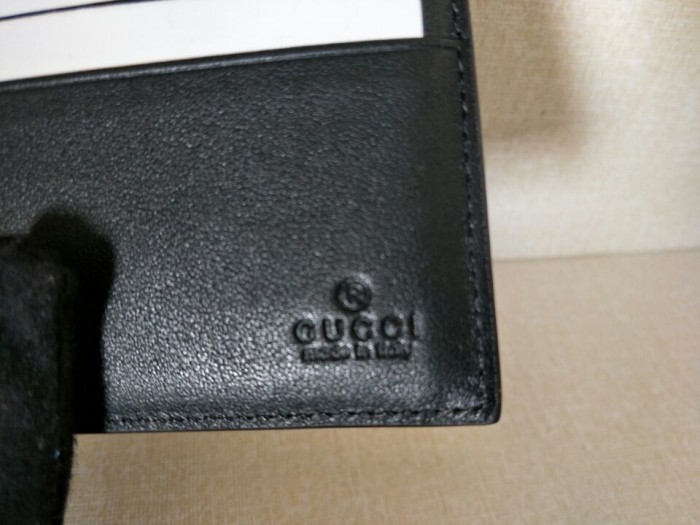 G*u*i with plaid bee wallets