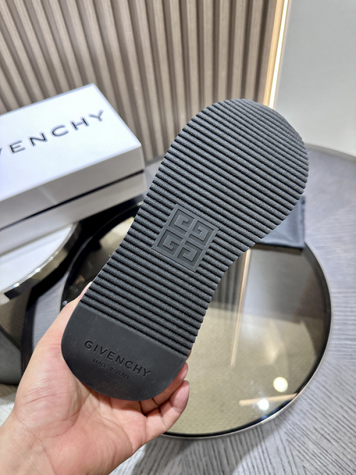 Givenchy Sneakers 660053